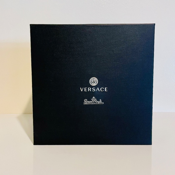 Versace x Rosenthal Medusa Grande Fuchsia Porcelain Scented Candle in Box - Picture 11 of 15